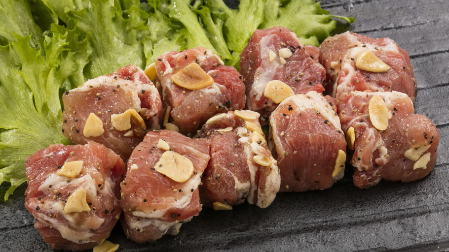 豚カタロースサイコロステーキ用(黒胡椒ガーリック)