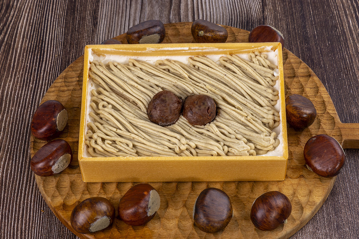 スプーンで食べるモンブランケーキ