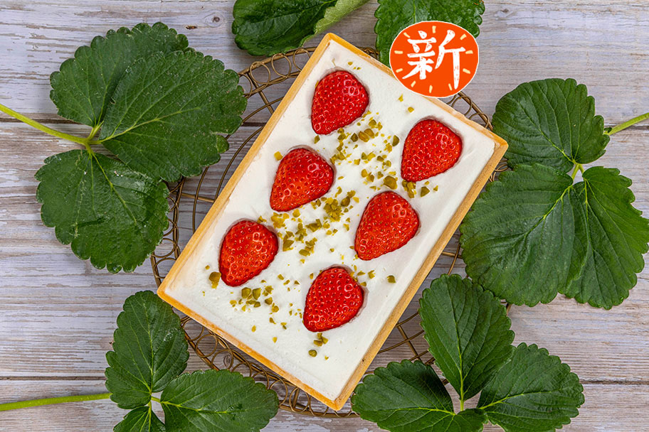 スプーンで食べる　いちごのショートケーキ