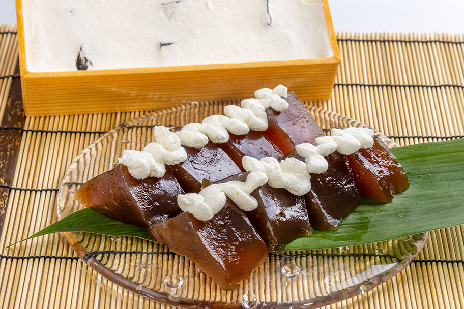 スプーンで食べる生クリームのせわらびもち