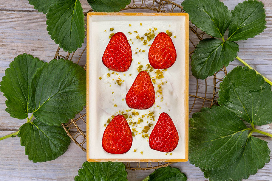 スプーンで食べる【初摘みいちご】ショートケーキ